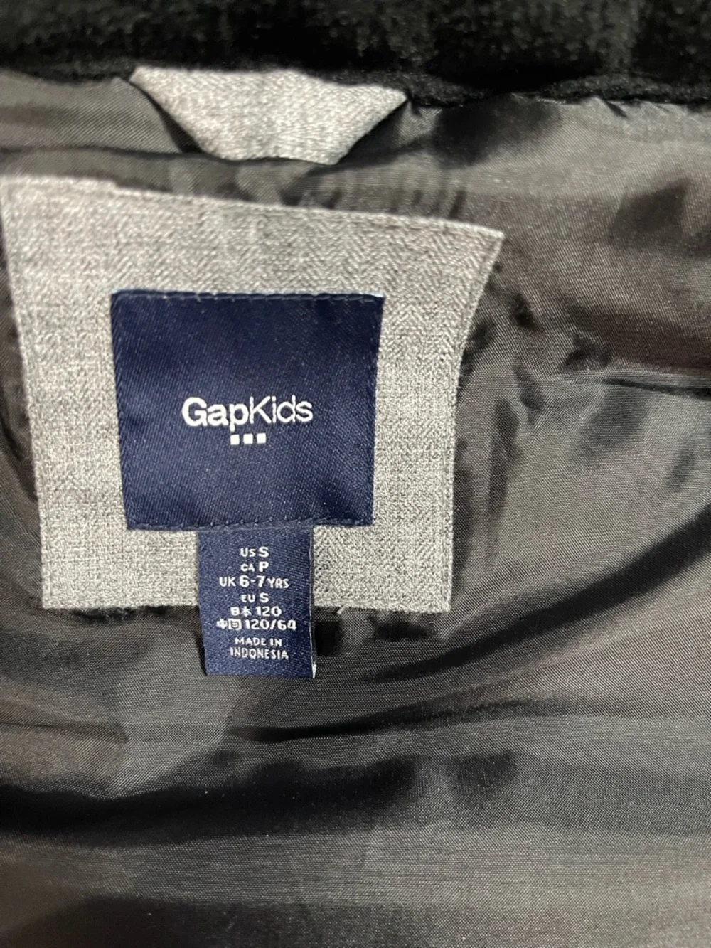 GAP Kids Gray and black puff vest size small‎